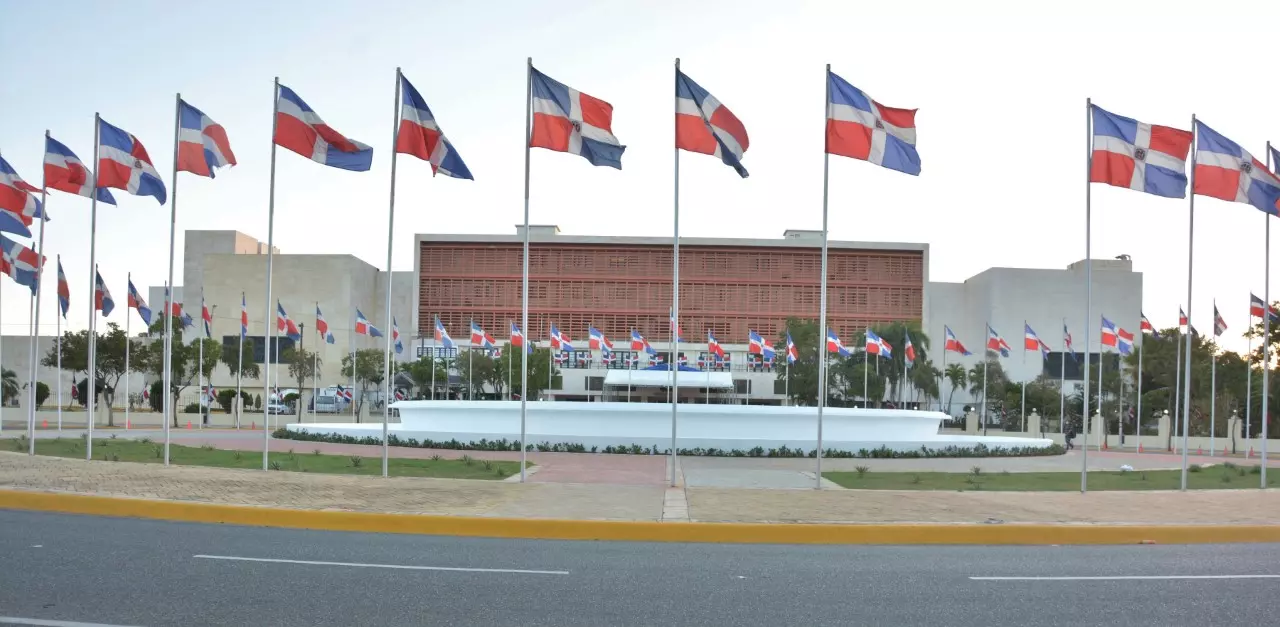 Fachada del Congreso Nacional de la República Dominicana con banderas ondeando