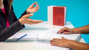 Consulta jurídica sobre el Código de Trabajo dominicano con el Código Laboral del despacho ABOGADIUM sobre la mesa