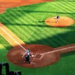 Vista aérea de un juego de béisbol en pleno lanzamiento, con bateador, receptor y pitcher en el diamante