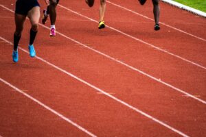 Piernas de corredores de atletismo en la pista, en plena competencia