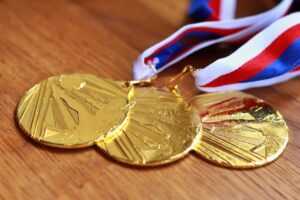 Los Juegos Centroamericanos-2026, tres medallas de oro con cinta tricolor azul, blanco y rojo