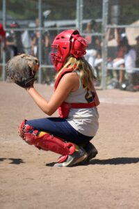 Las Princesas del Caribe: catcher de softbol femenino dominicano en plena jugada