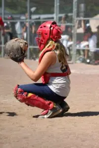 Las Princesas del Caribe: catcher de softbol femenino dominicano en plena jugada